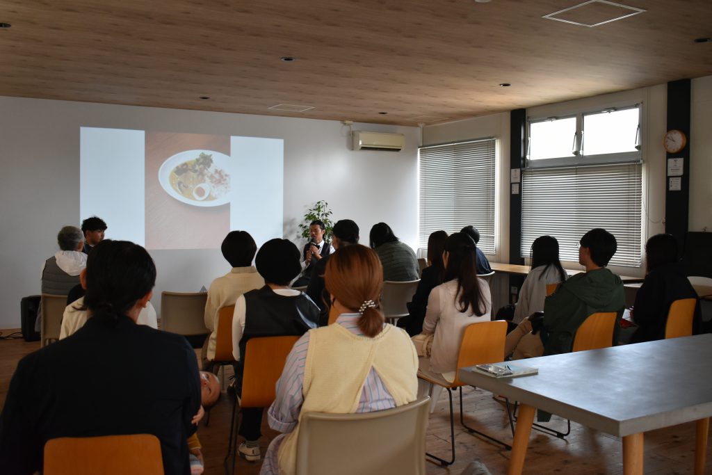 屋内, 天井, テーブル, 部屋 が含まれている画像

自動的に生成された説明