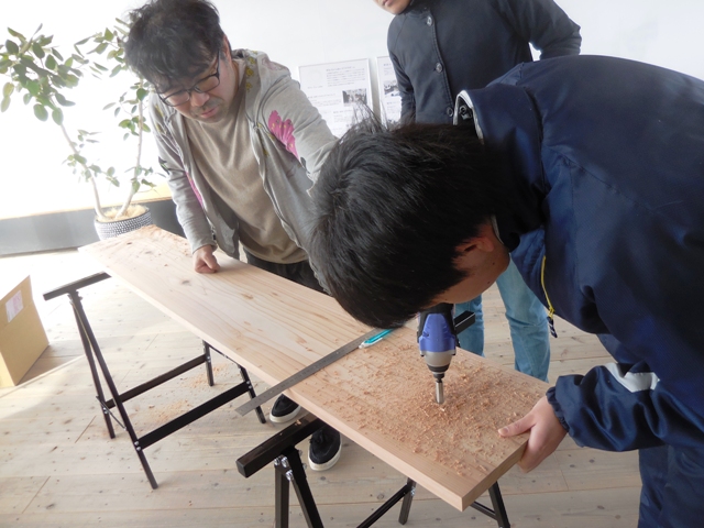 ４穴あけ
