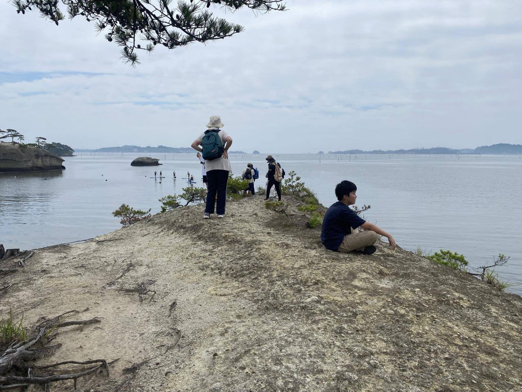 海の上を歩いている人たち
中程度の精度で自動的に生成された説明