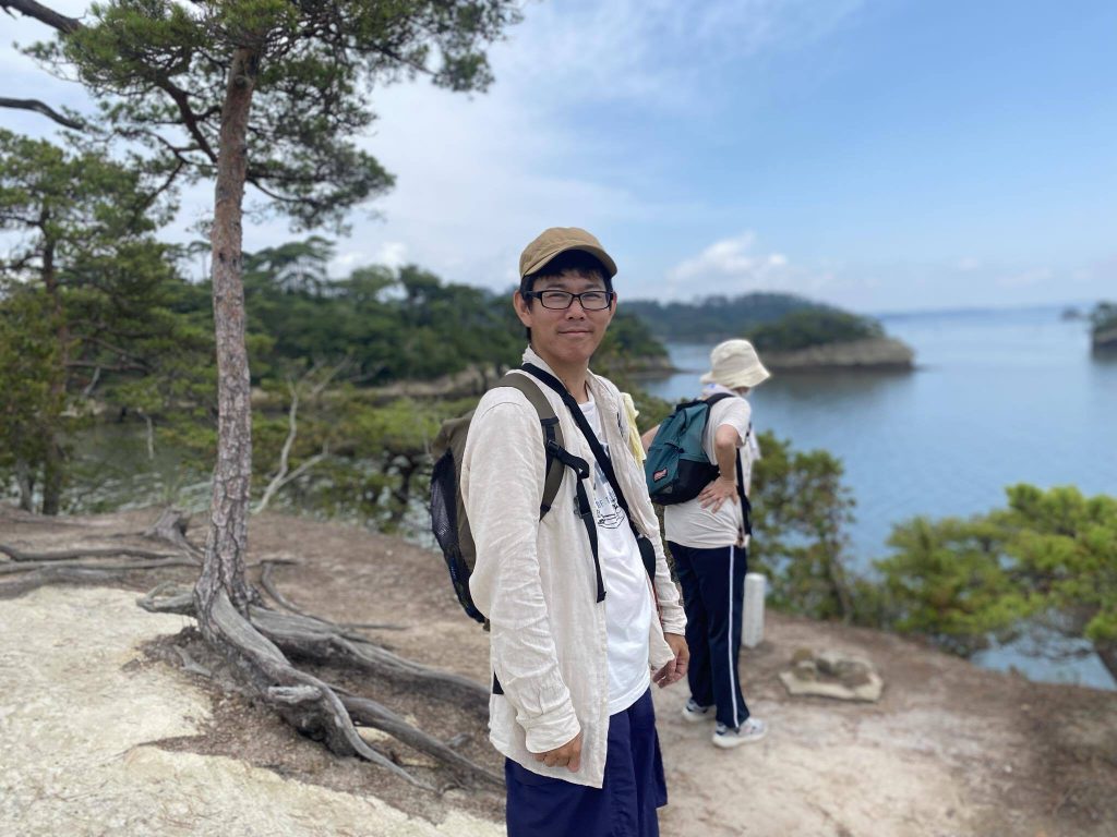 川の隣に立っている男性
低い精度で自動的に生成された説明